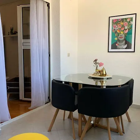 Lovre Apartman *